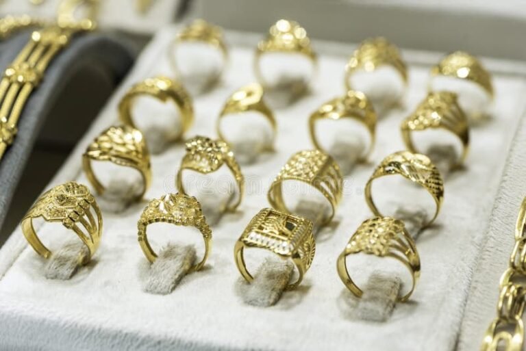 kultasepanliikkeen hylly taynna koruja