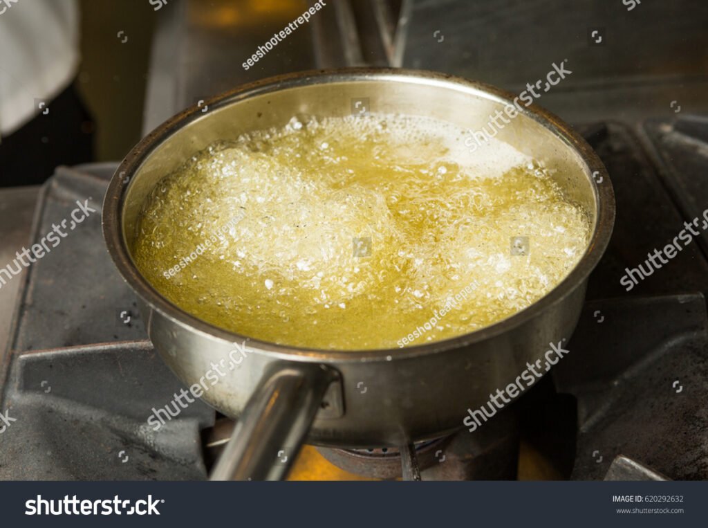 kuuma paistinpannu ja kupliva oljy