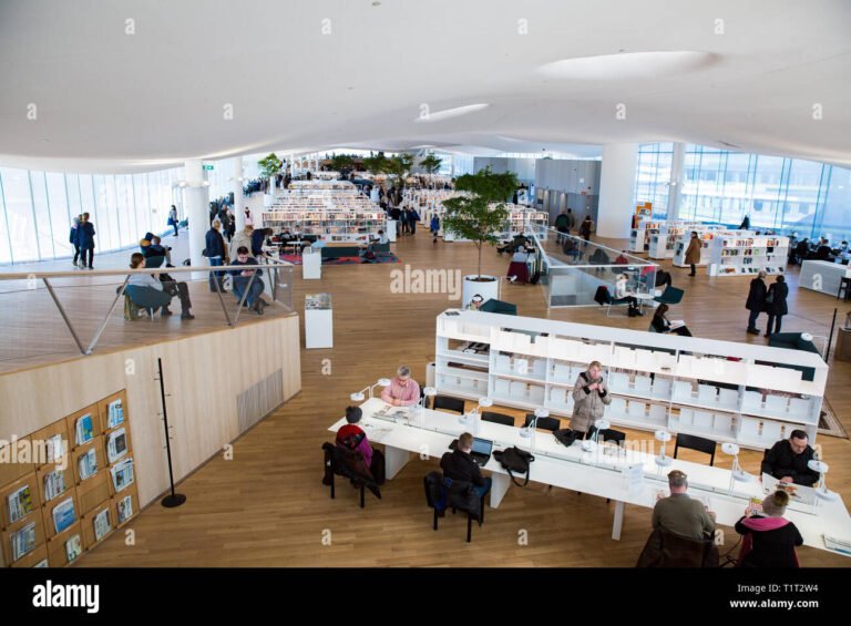 kuvassa moderni sahkopostin lukija helsingissa