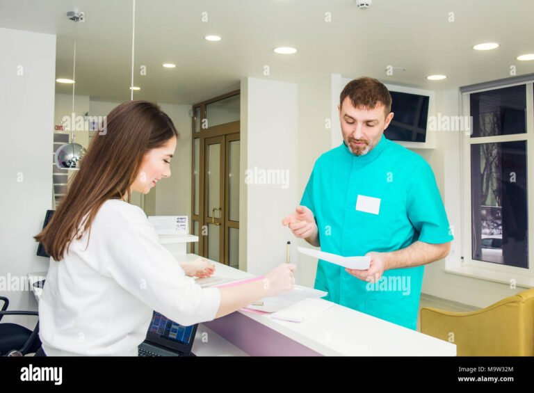 laakari vastaanotolla keskustelee potilaan kanssa