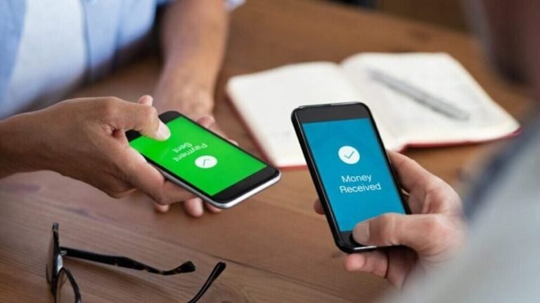 lahettava henkilo siirtamassa rahaa pankissa