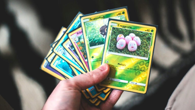 lahikuva harvasta pokemon kortista poydalla