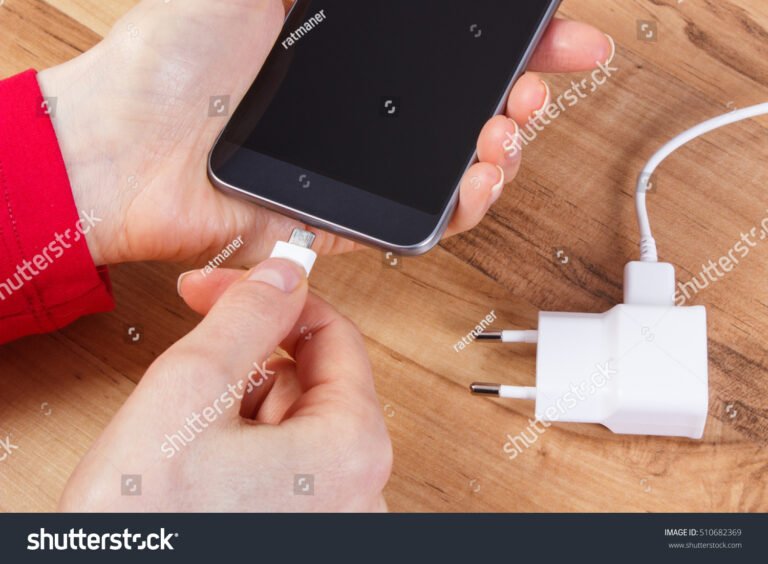 lahikuva kadesta joka liittaa puhelimen laturiin