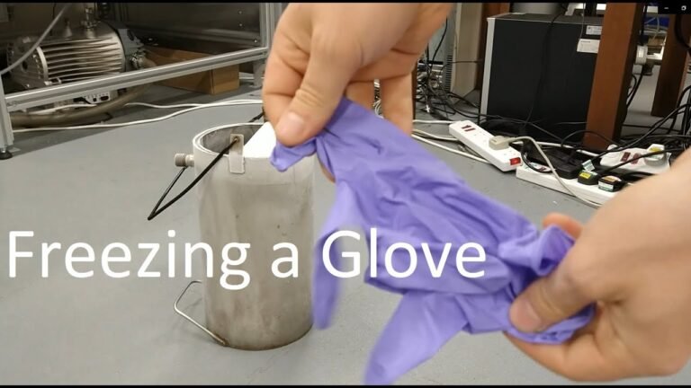 lahikuva kasineista sulattamassa jaatynytta putkea