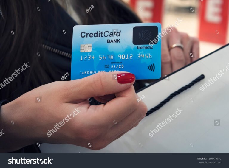 lahikuva pankkikortista ja kadesta