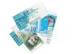 lahikuva suomalaisesta eurosetelista luonnon taustalla