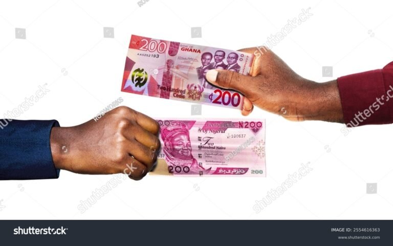 lahikuvassa kasi vertailemassa seteleita