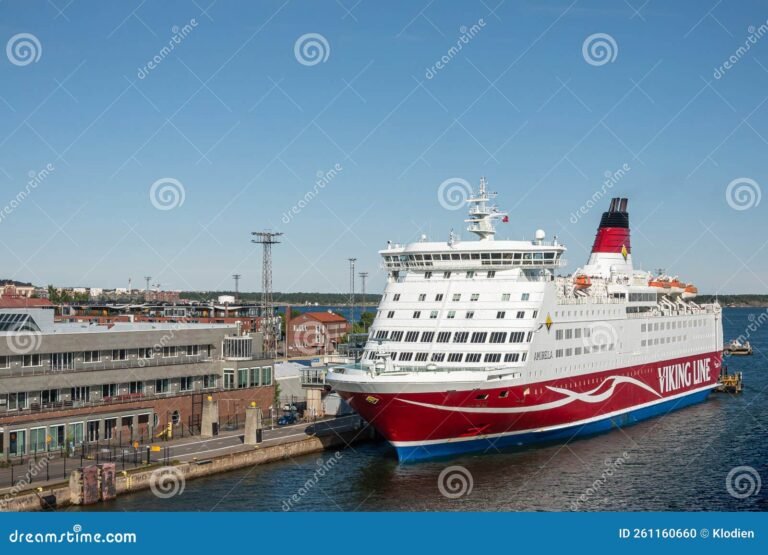 Mitkä Ovat Viking Line Osakkeenomistajan Edut ja Oikeudet 19 laiva viking linen logolla ja sinisella taivaalla