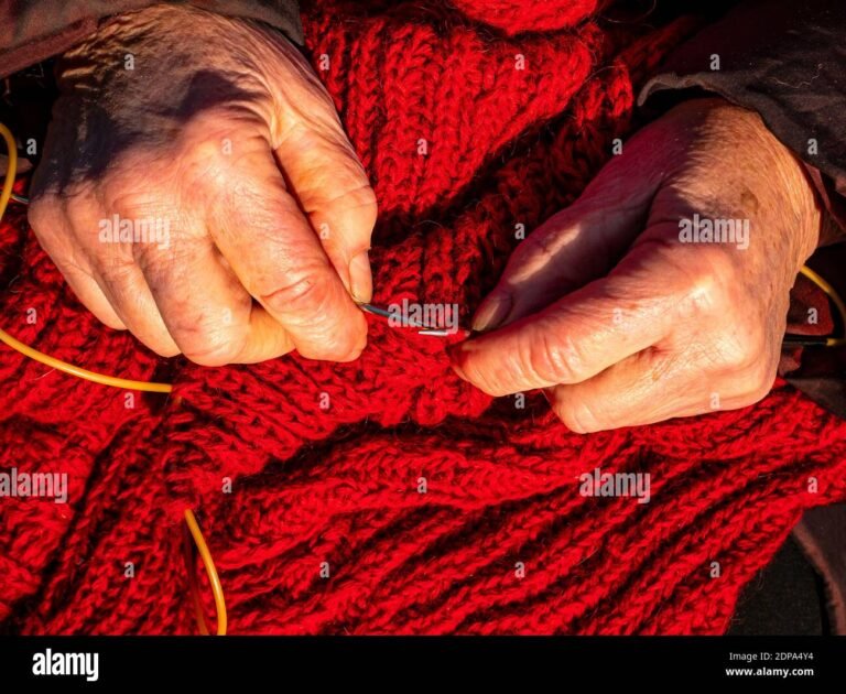 Miten Neulot Helpon Kantapään: Opas Aloittelijoille 32 lammin kasi neuletoita tekemassa