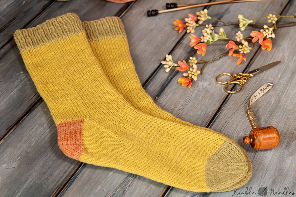 lammin villasukka ja neulepuikot luonnonvalossa