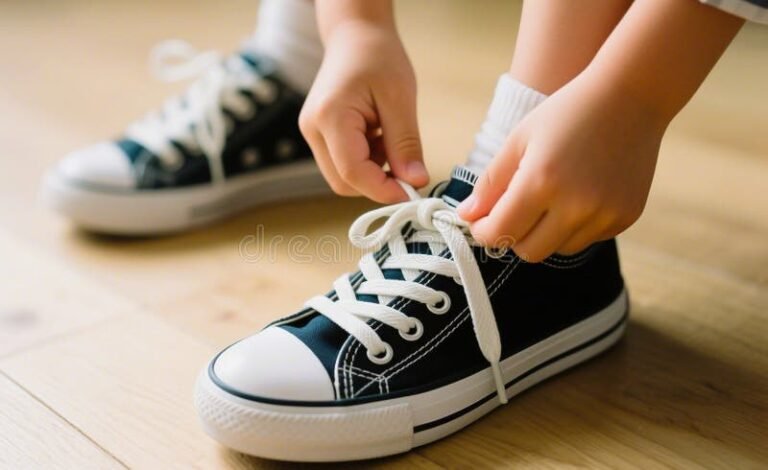 lapset kokeilevat kenkia iloisesti yhdessa