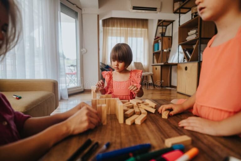lapset leikkimassa luovasti olohuoneessa