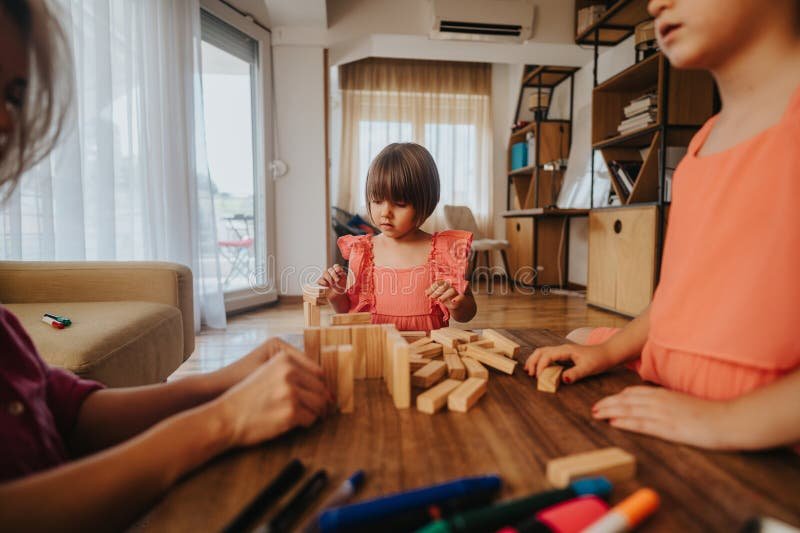 lapset leikkimassa luovasti olohuoneessa