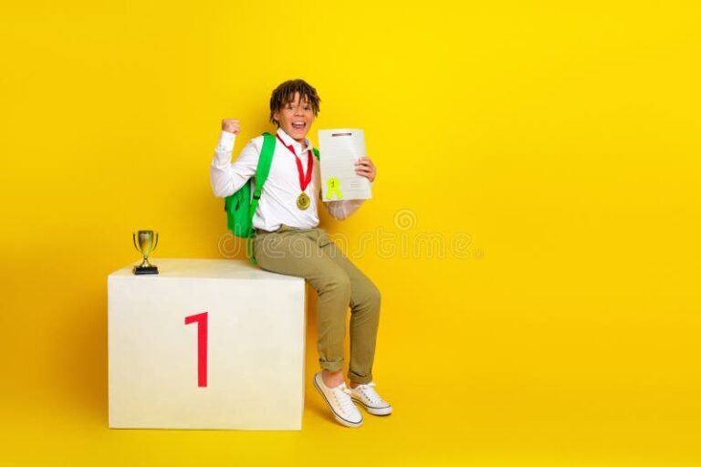 lapsi istuu turvallisesti korokkeella hymyillen