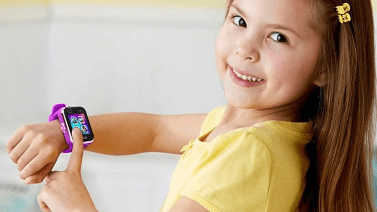 lapsi kaytossa kirkasvarinen apple watch