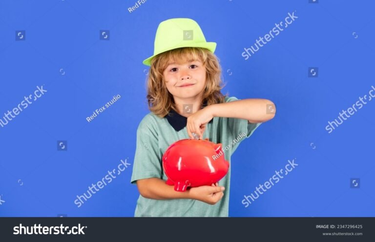 lapsi laittaa kolikkoa saastolippaaseen