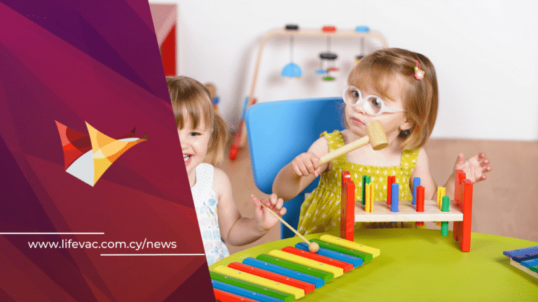 lapsi leikkii kotona turvallisesti yksinaan