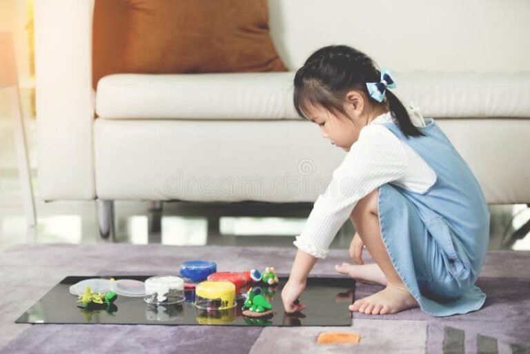 Minkä Ikäinen Lapsi Saa Olla Yksin Kotona Suomessa 8 lapsi leikkii yksin kotona turvallisesti