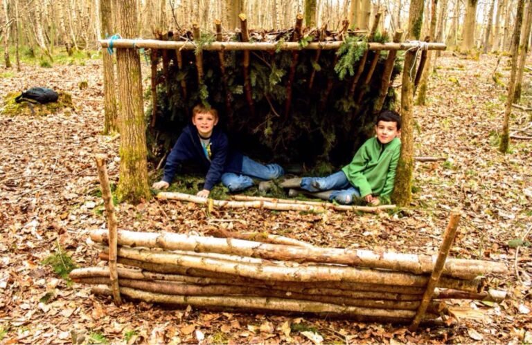 Miten Rakentaa Maja: Mitä Tarvitset ja Miten Aloitat Rakennuksen 32 lapsi rakentaa puumajaa metsassa