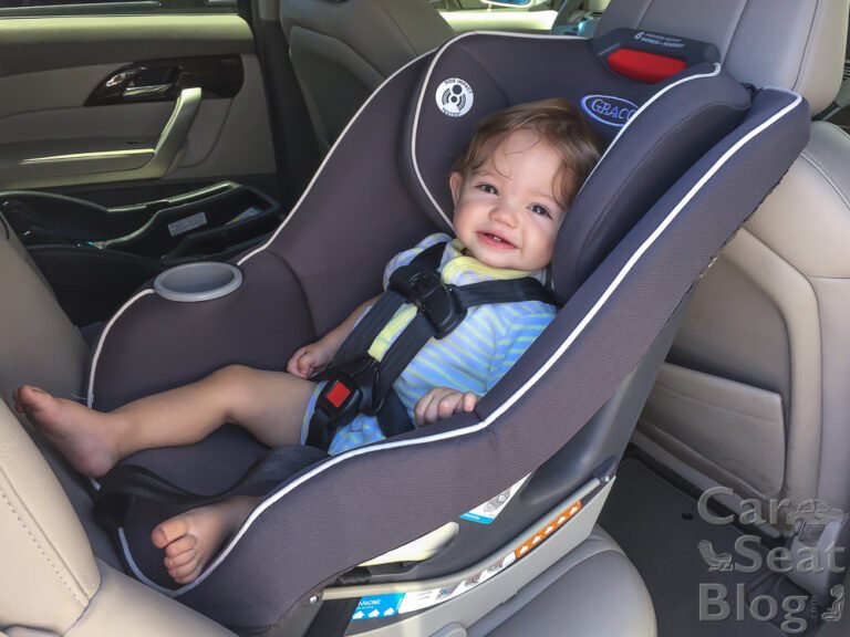 lapsi turvaistuimessa selka menosuuntaan