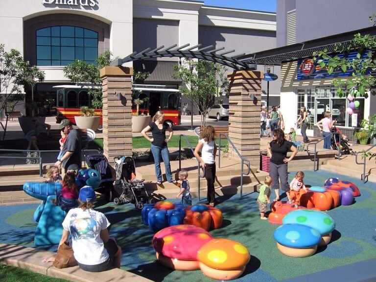 lapsia leikkimassa turvallisessa kauppakeskuksessa