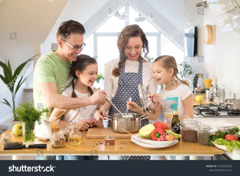 lapsiperheen arkea kodin keittiossa