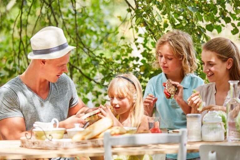 lapsiperheen iloinen aamupaiva puistossa