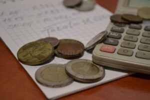 laskin ja rahat poydalla selkeyttamassa