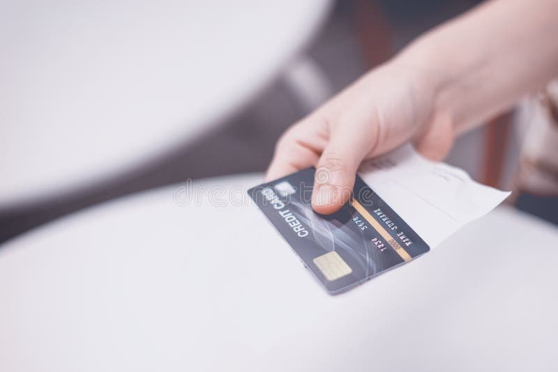 lasku ja pankkikortti poydalla