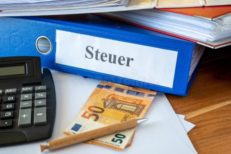 Miten Vero ALV Laskuri Auttaa Arvioimaan Veron Määrän 15 laskuri laskin ja veroasiakirjat poydalla