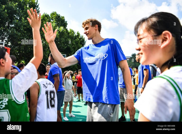 lauri markkanen koripallokentalla donkkaamassa
