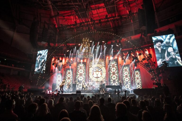 lauri tahka esiintymassa musiikkilavalla