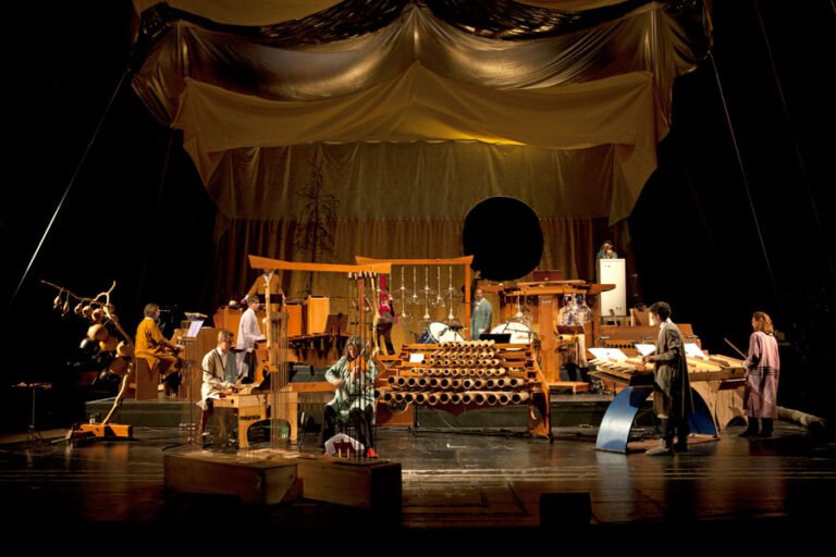 leijonan luola studion valaistu esiintyja lavalla