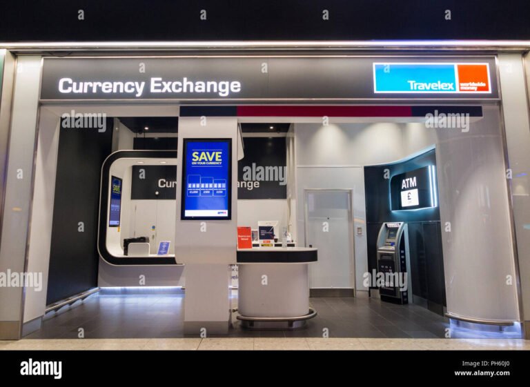 lentokentan valuutanvaihtoautomaatti matkatavaroiden vieressa
