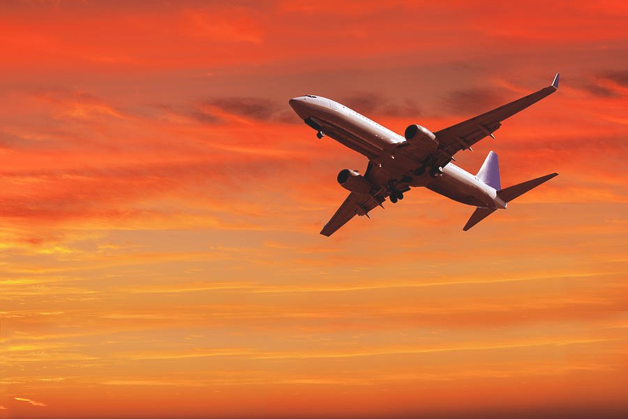 Miten Löydät Edulliset Lennot Finnairilta Hongkongista Helsinkiin 1 lentokone taivaalla auringonlaskun aikaan