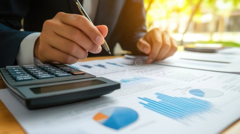 Mitä tarkoittaa termi "for its own account" taloudessa 6 liikemies tutkii talouskaavioita toimistossa