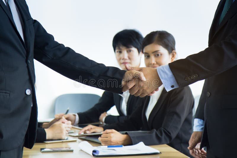 liiketoimintaa tekevat ihmiset sopimusta allekirjoittamassa