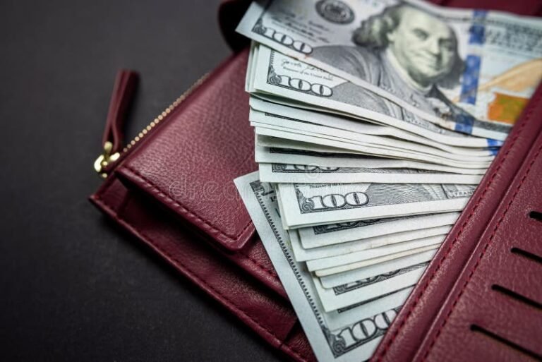 lompakosta maksetut laskut poydalla