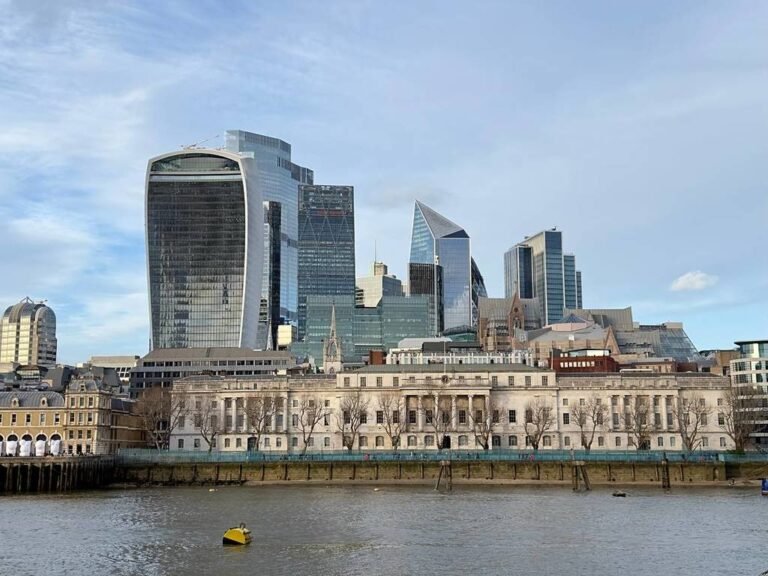 lontoon siluetti ja ylellinen hotelli edustalla