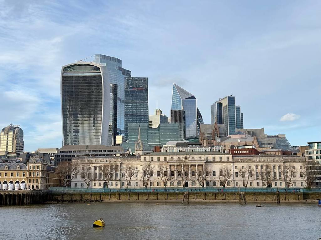 lontoon siluetti ja ylellinen hotelli edustalla