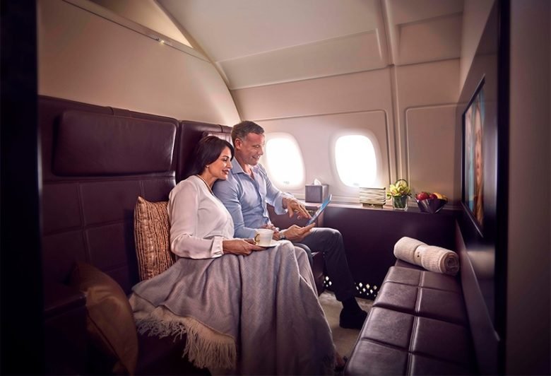 luksuslento matkustaja nauttimassa lounge palveluista