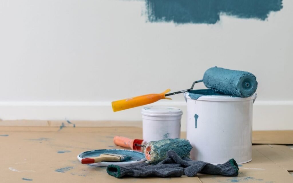 Miten Maalata Seinää Vanhan Maalin Päälle Oikein 2 maalaustela ja varikas seinapinta