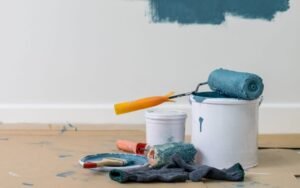 maalaustela ja varikas seinapinta