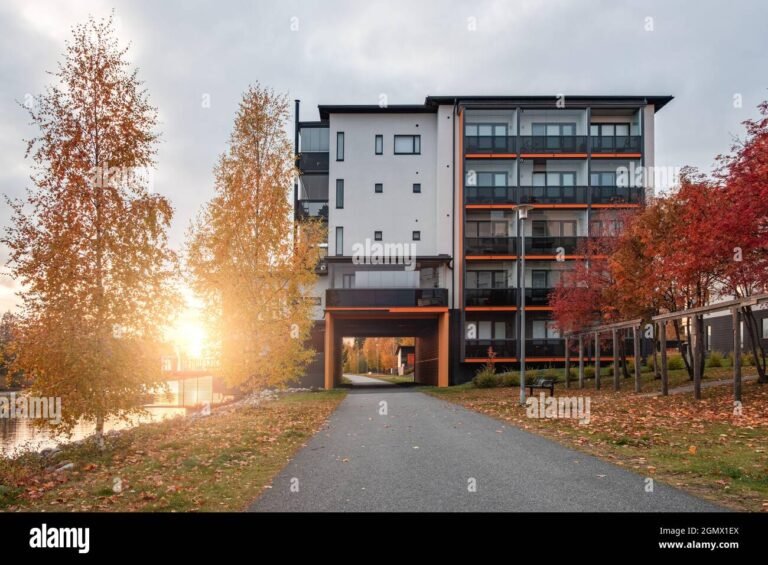 moderni kerrostalo suomalaisella taustalla