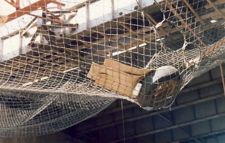 moderni koti ja turvaverkko symboloimassa vakautta