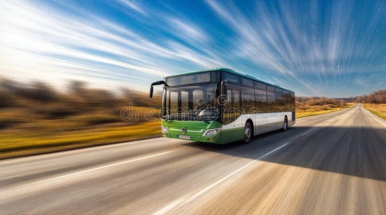 moderni linja auto ajamassa maaseutumaisemassa