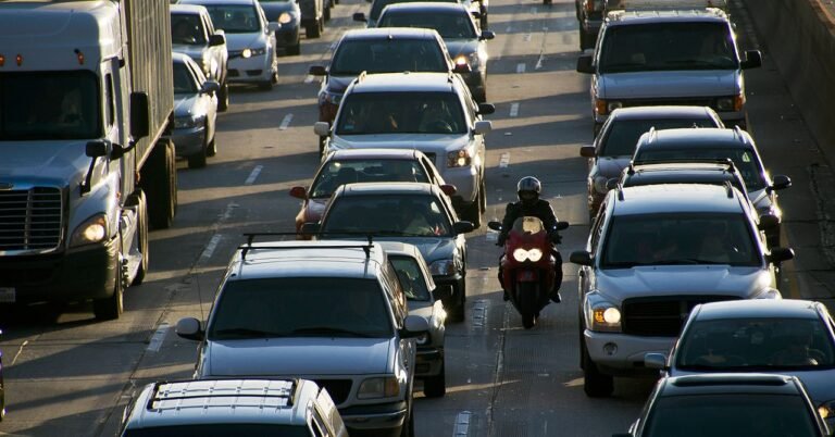 Mitä Kattaa Moottoriajoneuvon Kolmannen Osapuolen Vastuuvakuutus 14 moottoripyora ja auto liikenteessa