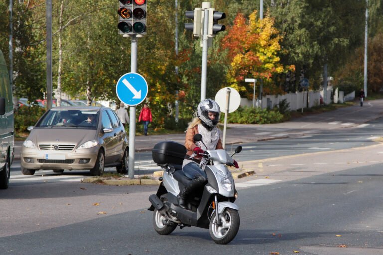 Mitkä Ovat Mopolla Ohittamisen Säännöt Liikenteessä 30 mopoilija ohittaa turvallisesti liikennevaylalla