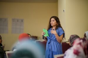 nainen puhumassa vaikuttavasti juhlapuheessa