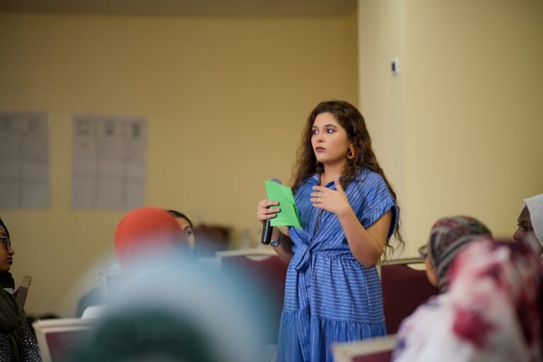 nainen puhumassa vaikuttavasti juhlapuheessa